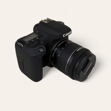Canon EOS 77D med EF-S 18-55mm objektiv og tilbehør
